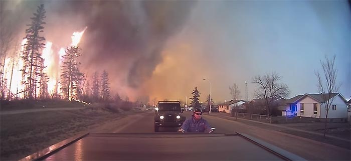 Wildfire rages in Alberta - Video